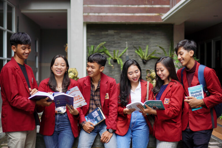 7 Rekomendasi Kampus Kuliah Online untuk Karyawan