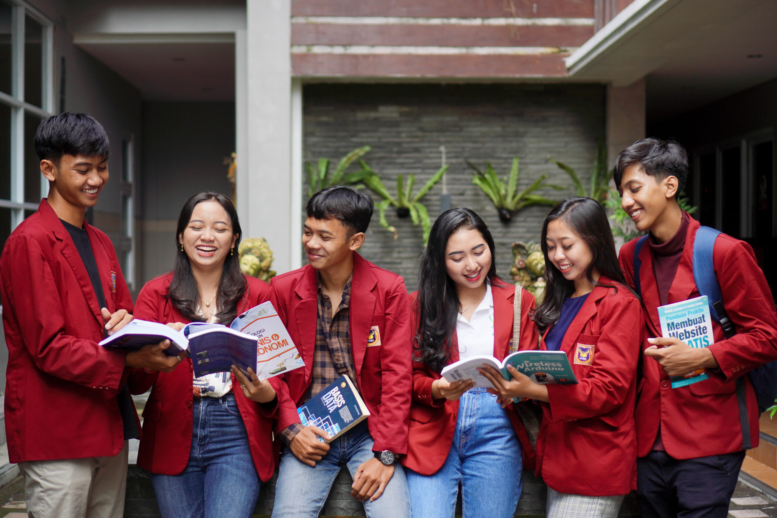 7 Rekomendasi Kampus Kuliah Online untuk Karyawan