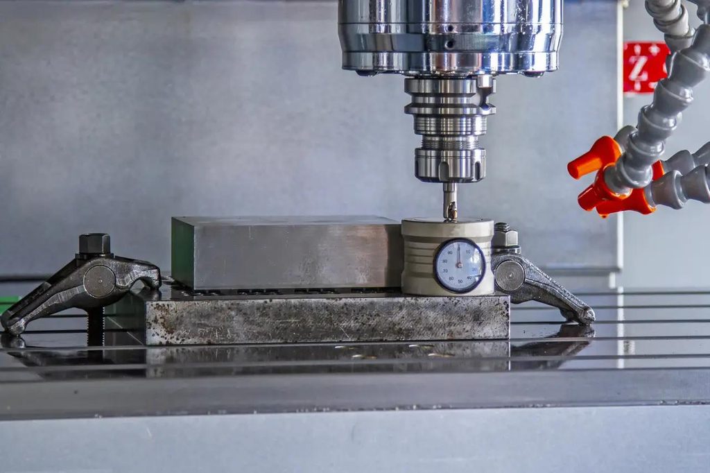Pemeriksaan tool holder dan pengukuran presisi mesin CNC milling menggunakan dial indicato